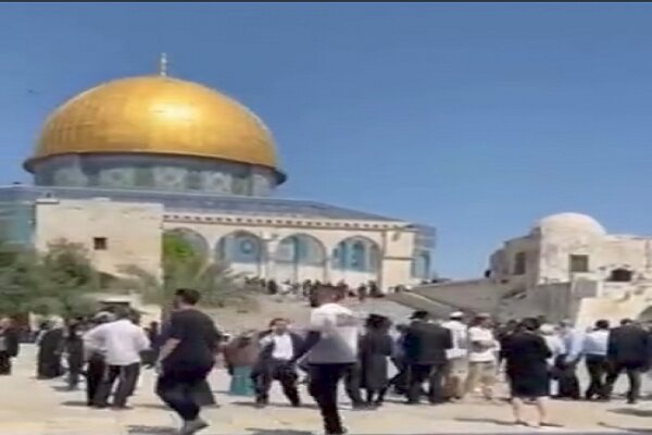 VIDEO: Zionists raid Al-Aqsa mosque once again