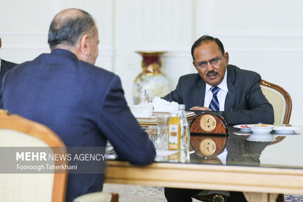 «آجیت دوآل» مشاور امنیت ملی نخست وزیر هند در حال گفتگو با حسین امیر عبداللهیان وزیر امور خارجه ایران در دیدار رسمی است