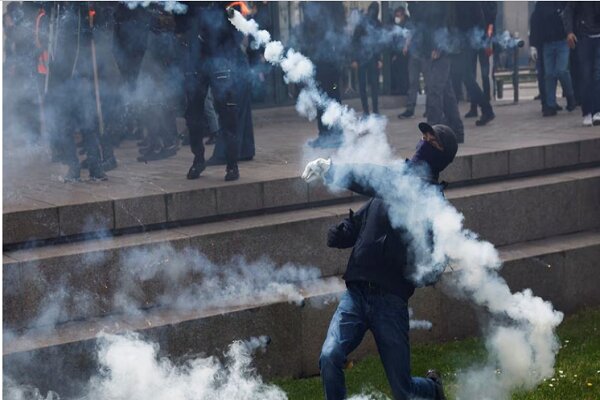 French police battle with protesters on May Day+ VIDEO
