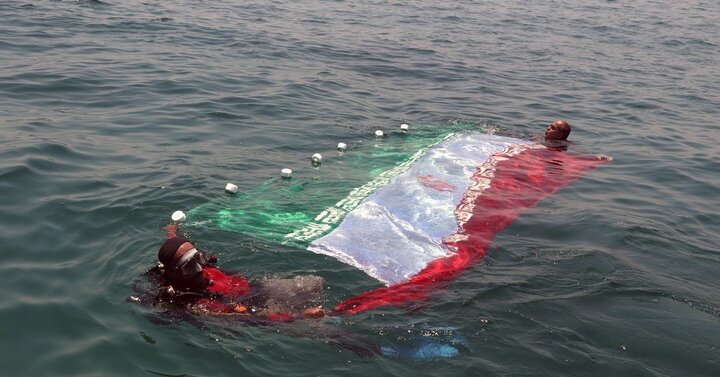 وضع أكبر علم إيراني في اعماق الخليج الفارسي 