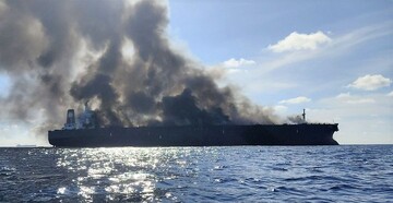 آتش سوزی نفتکش قدیمی در مالزی/ سه خدمه مفقود شدند