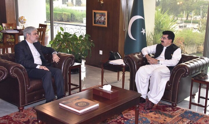 رئيس مجلس الشيوخ الباكستاني يدعو إلى تعزيز الدبلوماسية البرلمانية مع إيران