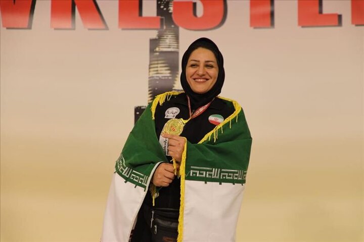 لأول مرة في التأريخ... سيدة ايرانية تفوز بميدالية ذهبية في بطولة آسيا لمصارعة الذراع