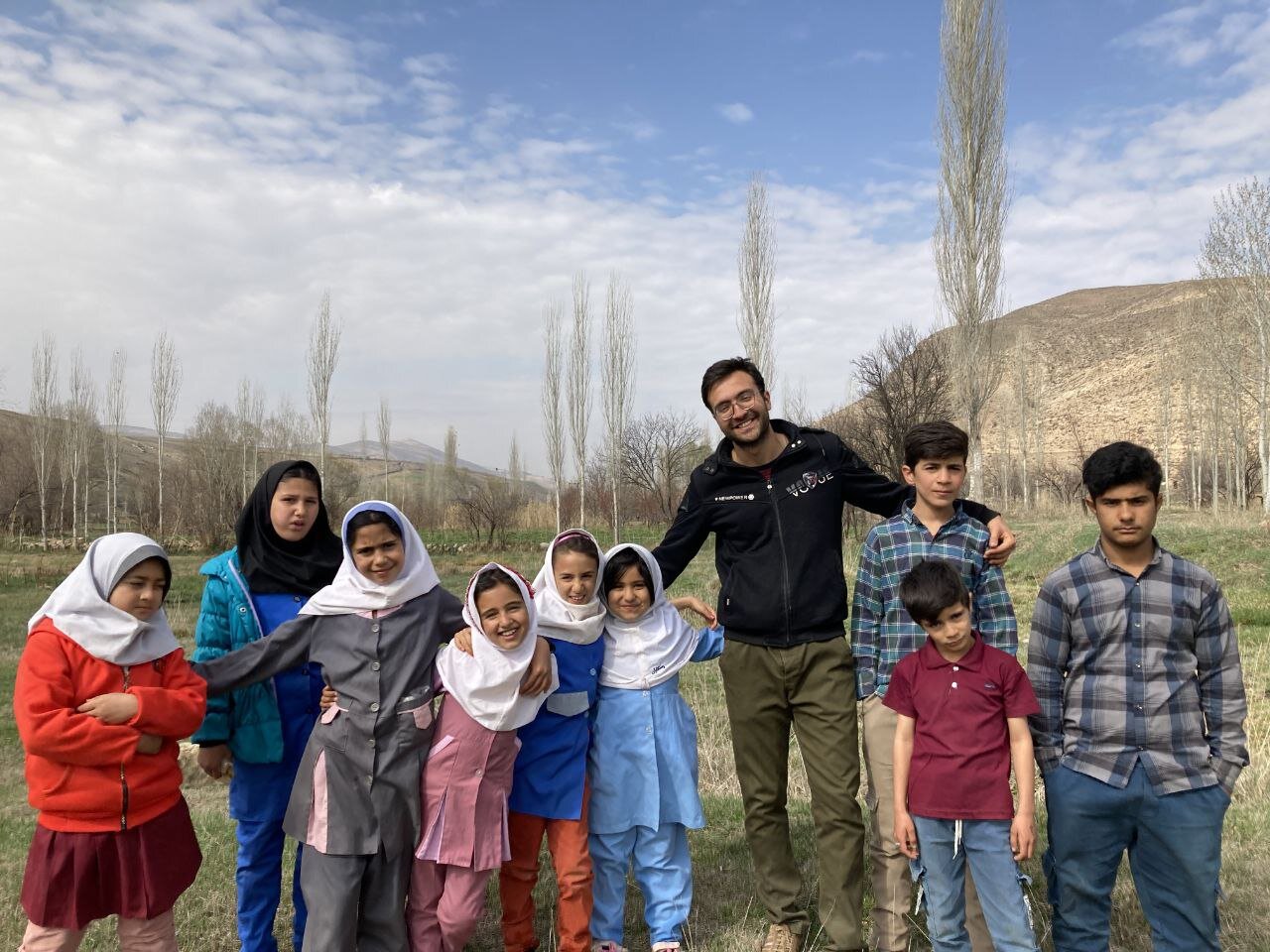 هرروز با دوچرخه برای دانشآموزان آب میبرم/ محرومیتها ادامه دارد