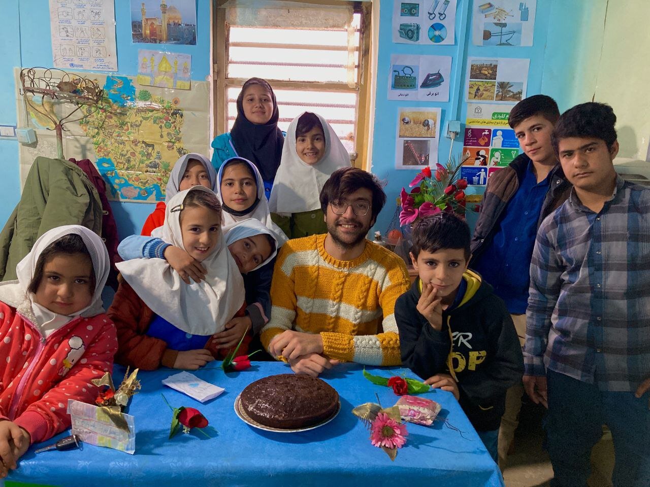 هرروز با دوچرخه برای دانشآموزان آب میبرم/ محرومیتها ادامه دارد