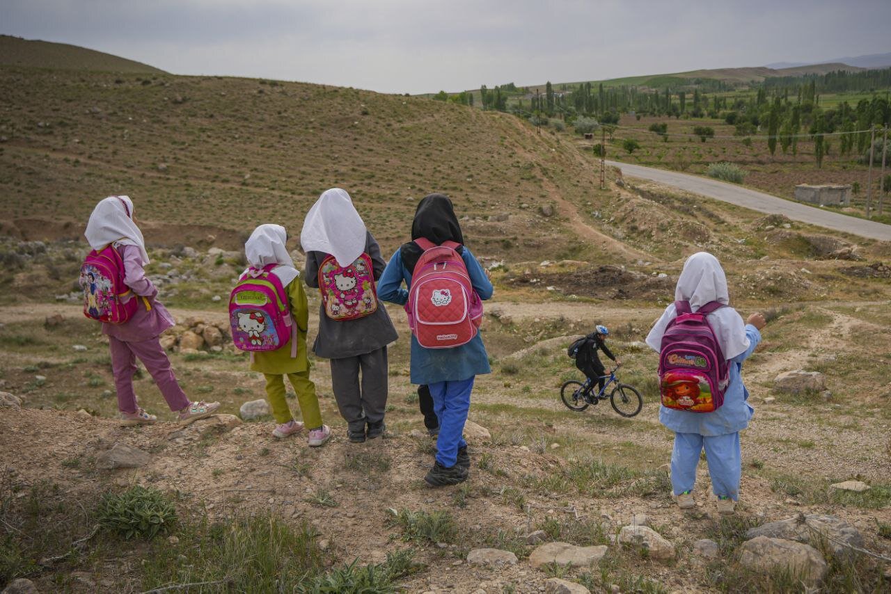 هرروز با دوچرخه برای دانشآموزان آب میبرم/ محرومیتها ادامه دارد