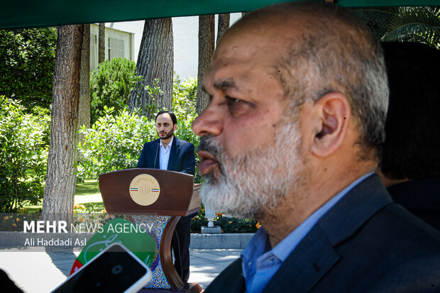 احمد وحیدی وزیر کشور و علی بهادری جهرمی سخنگوی دولت در حاشیه هیئت دولت حضور دارند