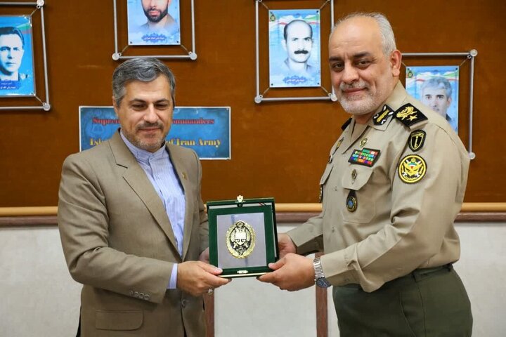 امضای تفاهمنامه همکاری بین دافوس آجا و دانشگاه امام خمینی (ره)