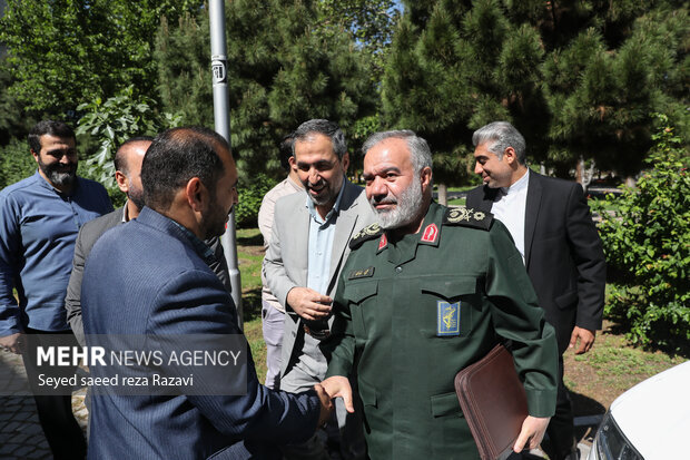  سردار علی فدوی، جانشین فرمانده سپاه پاسداران انقلاب اسلامی، در حال ورود به محل برگزاری مراسم همایش علمی محله اسلامی است