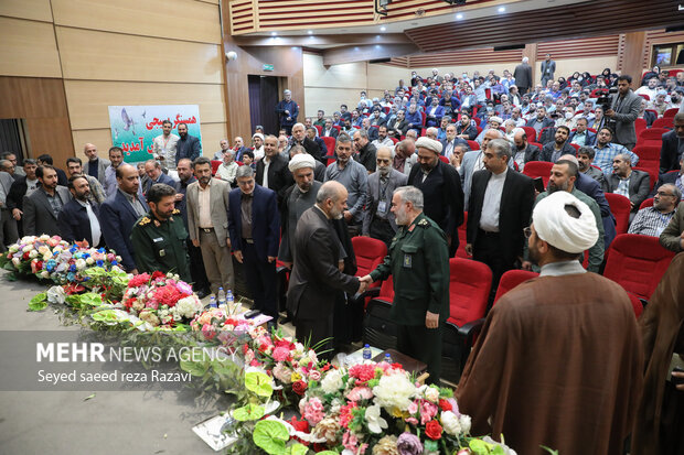  احمد وحیدی وزیر کشور در حال ورود به محل برگزاری همایش علمی محله اسلامی است