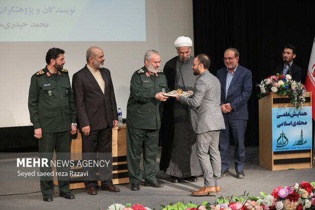 مراسم همایش علمی محله اسلامی صبح امروز پنج شنبه ۱۴ اردیبهشت ماه ۱۴۰۲ با حضور احمد وحیدی وزیر کشور، سردار علی فدوی، جانشین فرمانده سپاه پاسداران انقلاب اسلامی، سردار حسن حسن‌زاده فرمانده سپاه محمد رسول الله (ص) تهران بزرگ و جمعی از اندیشمندان و محققان در سالن چمران دانشگاه تربیت مدرس برگزار شد