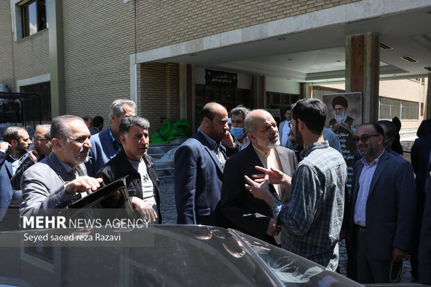   احمد وحیدی وزیر کشور در حال خروج از مراسم همایش علمی محله اسلامی است