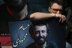 تشییع پیکر حسام محمودی در قطعه هنرمندان/ ما موجودات تنهایی هستیم