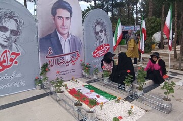 گلزار شهدای سبزوار قلب تپنده شهر شد/ قدردانی ملت با حضور بر مزار شهید غیرت