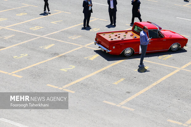 İran'ın klasik otomobili Peykanı kullanan şoförler bir araya geldi