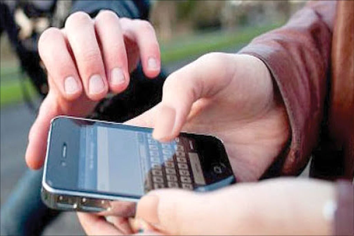 دستبند پلیس بر دستان سارق موبایل قاپ در دولت آباد