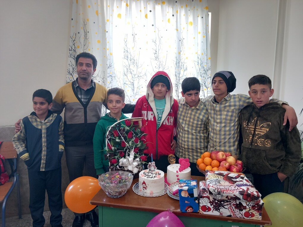 معلمی که ساعت ۱۲ شب دنبال کیک تولد میگشت/ دندانپزشکی که معلم شد!