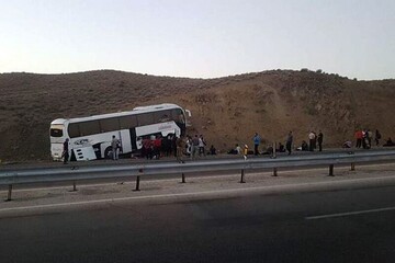 واژگونی اتوبوس در محور دامغان_سمنان/ ۲۹ نفر مصدوم شدند