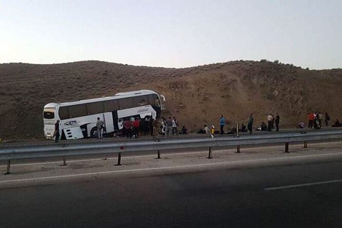 تصادف اتوبوس در محور تهران- قم/۲۲نفر مصدوم و ۲ نفر فوت شدند