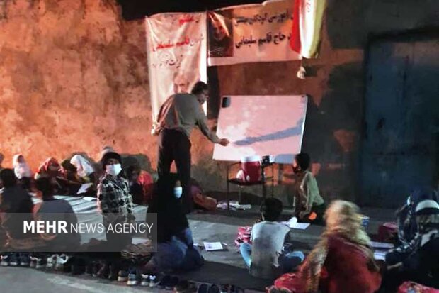 معلمی در پیادهرو / قصهای که از «آرش» شروع شد