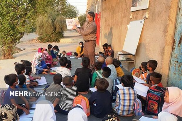 معلمی در پیادهرو / قصهای که از «آرش» شروع شد