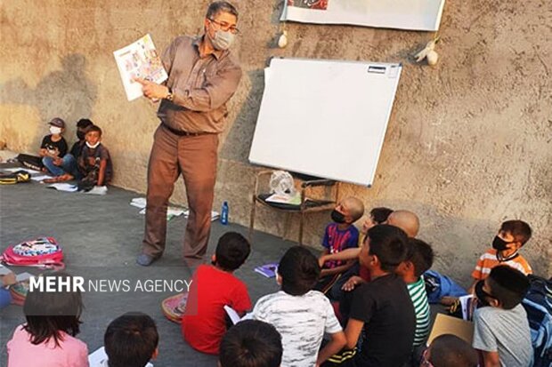 معلمی در پیادهرو / قصهای که از «آرش» شروع شد