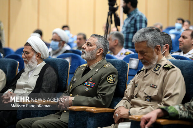 امیر سرلشکر سید عبدالرحیم موسوی فرمانده کل ارتش در چهارمین همایش سراسری تجلیل از اساتید و معلمان ارتش حضور دارد