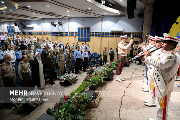امیر سرلشکر سید عبدالرحیم موسوی فرمانده کل ارتش در حال ادای احترام به سرود جمهوری اسلامی است