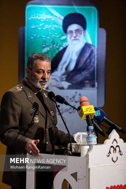 امیر سرلشکر سید عبدالرحیم موسوی فرمانده کل ارتش در حال سخنرانی در چهارمین همایش سراسری تجلیل از اساتید و معلمان ارتش است