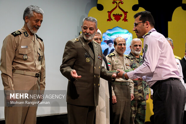 امیر سرلشکر سید عبدالرحیم موسوی فرمانده کل ارتش در حال تجلیل از برگزیدگان چهارمین همایش سراسری تجلیل از اساتید و معلمان ارتش است