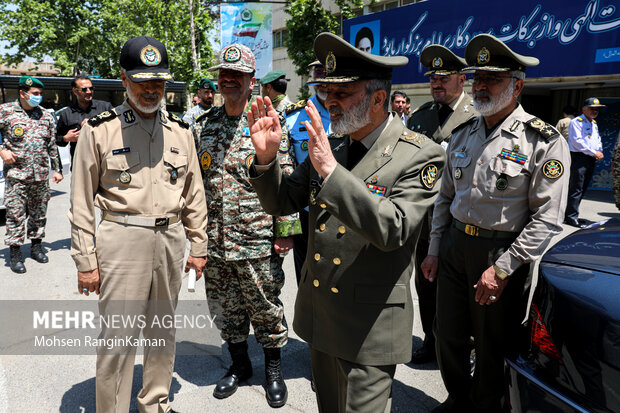 امیر سرلشکر سید عبدالرحیم موسوی فرمانده کل ارتش در حال خروج از چهارمین همایش سراسری تجلیل از اساتید و معلمان ارتش است