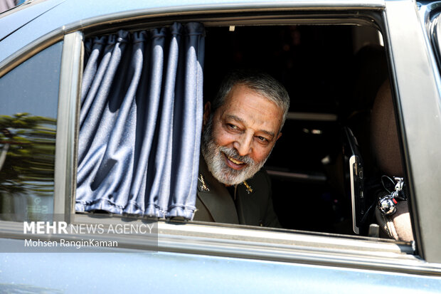 امیر سرلشکر سید عبدالرحیم موسوی فرمانده کل ارتش در حال خروج از چهارمین همایش سراسری تجلیل از اساتید و معلمان ارتش است