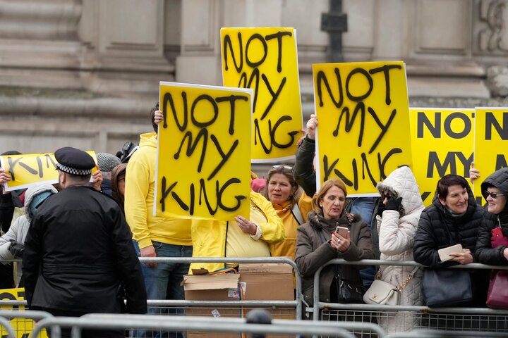 تجمع ضدسلطنتی بیرون کلیسای وست‌مینستر؛ «چارلز پادشاه من نیست»+عکس