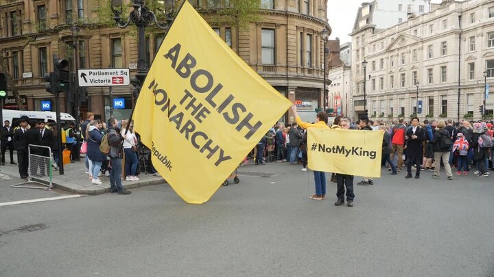 تجمع ضدسلطنتی بیرون کلیسای وست‌مینستر؛ «چارلز پادشاه من نیست»+عکس