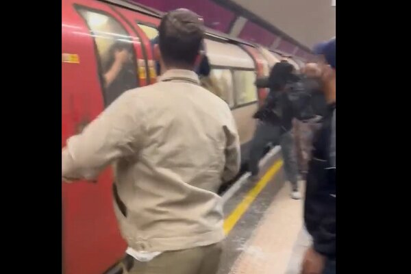وحشت گسترده مسافران مترو لندن و بیرون پریدن آن‌ها از واگن+فیلم