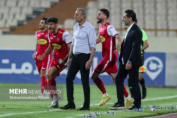بازیکنان تیم فوتبال پرسپولیس تهران پس از سوت پایان مسابقه و صدر نشینی در لیگ برتر در حال شادی هستند 