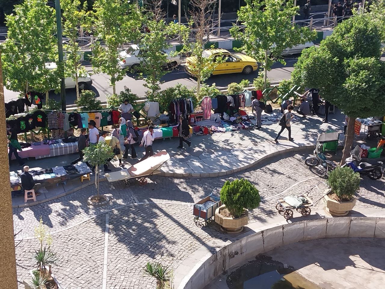 انتقال دست‌فروشان تئاتر شهر به زمین‌های معرفی شده توسط شهرداری