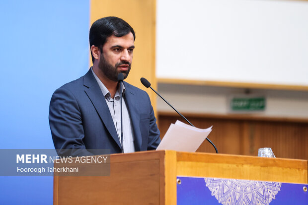 علیرضا پیمان پاک رئیس سازمان توسعه تجارت در پنجمین نمایشگاه توانمندی های صادراتی جمهوری اسلامی ایران در سالن اجلاس سران در حال سخنرانی است