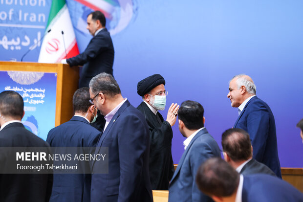 حجت الاسلام ابراهیح رئیسی در پنجمین نمایشگاه توانمندی های صادراتی جمهوری اسلامی ایران در سالن اجلاس سران حضور دارد