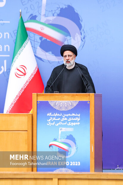 حجت الاسلام ابراهیح رئیسی در پنجمین نمایشگاه توانمندی های صادراتی جمهوری اسلامی ایران در سالن اجلاس سران در حال سخنرانی است