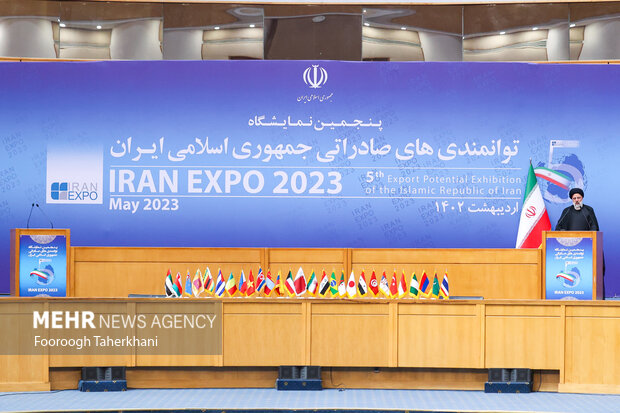 حجت الاسلام ابراهیح رئیسی در پنجمین نمایشگاه توانمندی های صادراتی جمهوری اسلامی ایران در سالن اجلاس سران در حال سخنرانی است