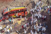 بھارت میں بس پل سے نیچے جا گری، 22 افراد ہلاک