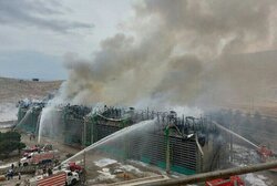 آتش‌سوزی نیروگاه اصفهان خسارت جانی نداشت/ بدنه چوبی برج خنک کننده عامل تشدید آتش‌سوزی