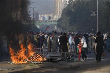 در اعتراضات علیه بازداشت «عمران خان»، ۴۳ نفر بازداشت شده و یک تَن نیز کشته شده است