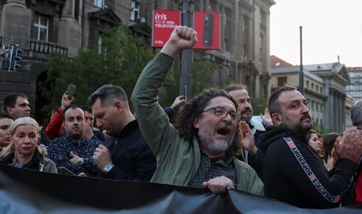 Sırbistan'da halk sokağa indi Sırbistan'da halk sokağa indi