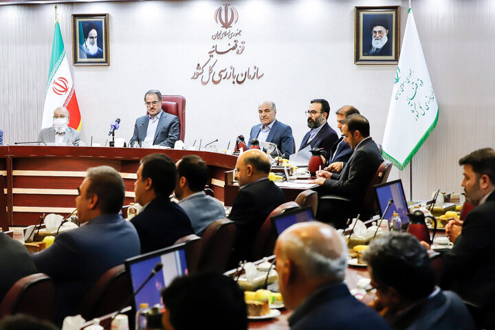 شوراهای شهر به جای نظارت، در عزل و نصبها دخالت میکنند