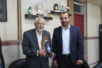تجلیل از مسن‌ترین معلم پیشکسوت در استان البرز