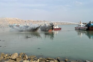 ۲ فروند لنج در اسکله تجاری بندر بوالخیر طعمه حریق شد