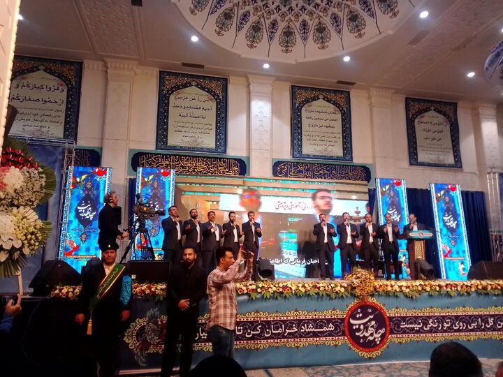 اهدای نشان خادمی مسجد مقدس جمکران به وزیر ارشاد