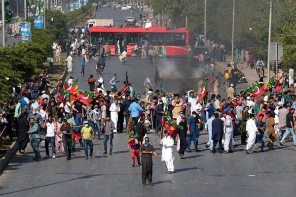 حمله هواداران خشمگین «عمران‌ خان» به مراکز نظامی و دولتی+ فیلم